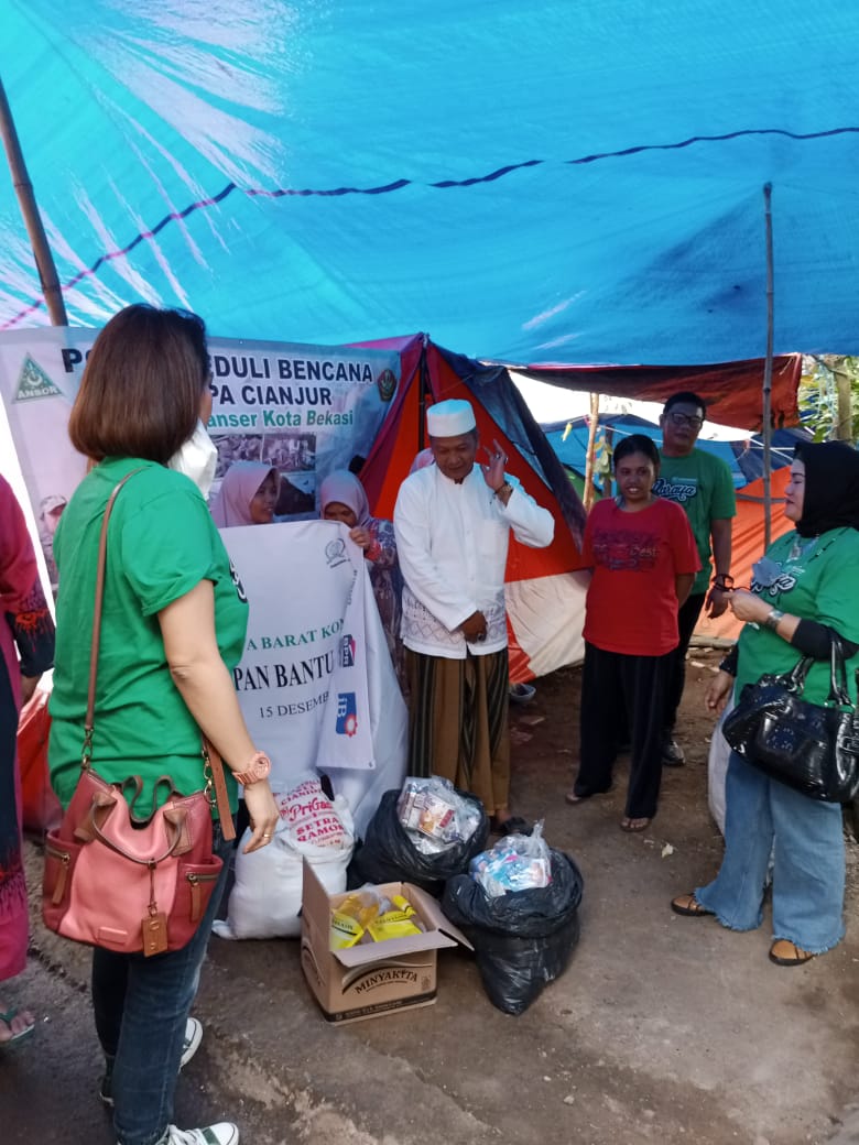 "Kamis, tanggal 15 Desember 2022, BPR TAS bersama BPR yang tergabung dalam komisariat Bandung Raya turut andil dalam membantu saudara saudara kita yang terkena musibah di Cianjur "
